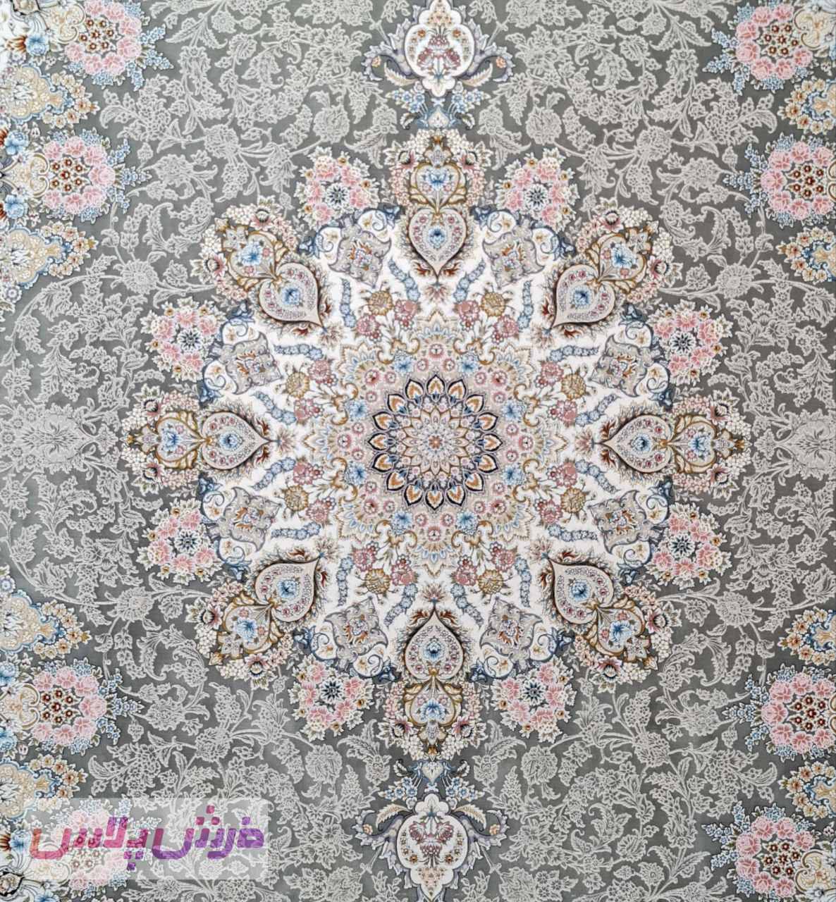 فرش 1500 شانه برجسته نقشه حریر نقره کوب زمینه ذغالی حاشیه کرم