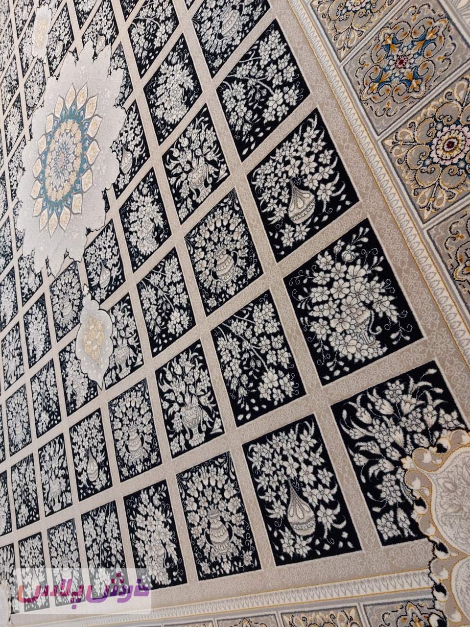 فرش 700 شانه نقشه خشتی آیسان زمینه سرمه ای